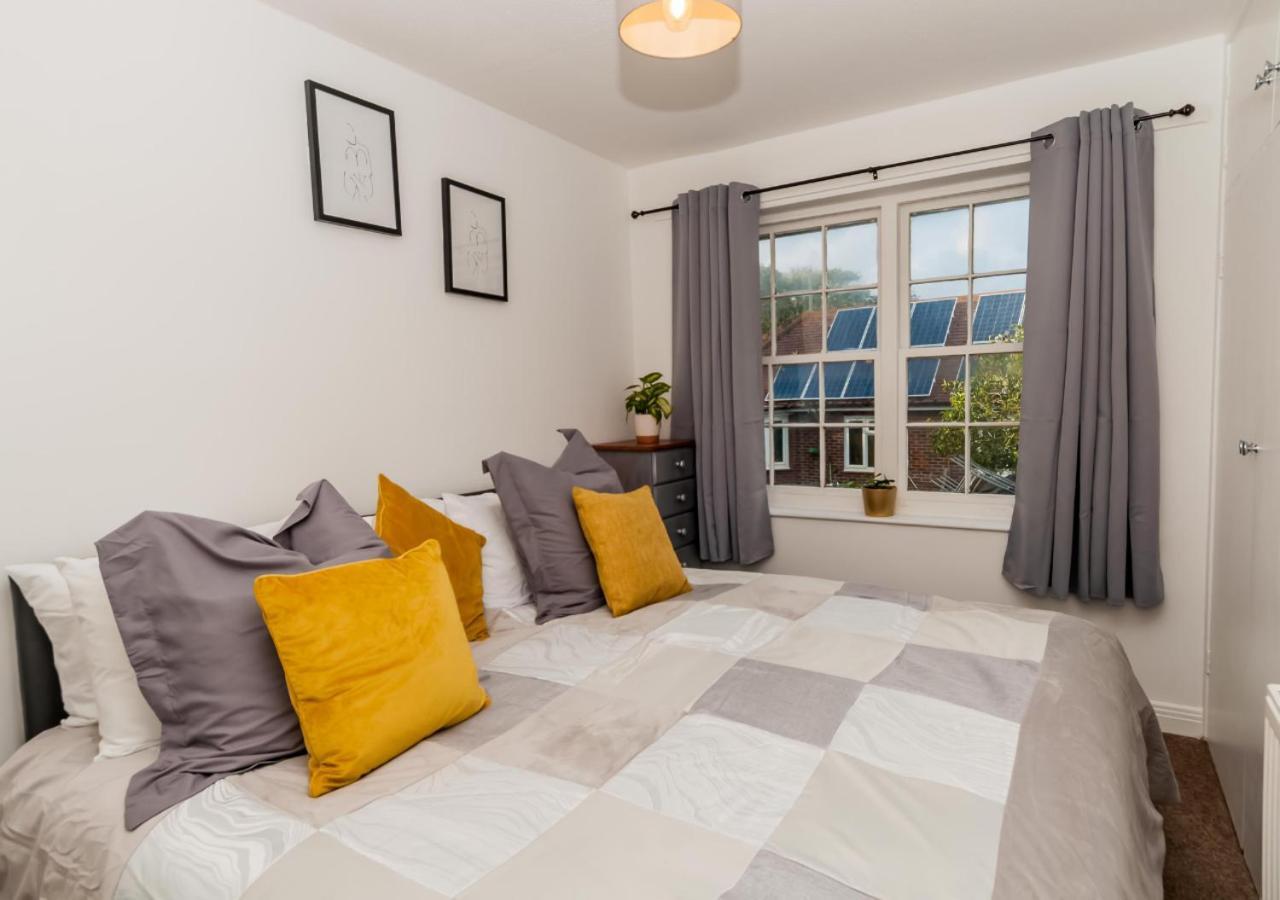 2 Bed Apartment-5 Guests - Business-Relocation-Parking - The Brighton Short Stay & Serviced Apartments Exteriör bild